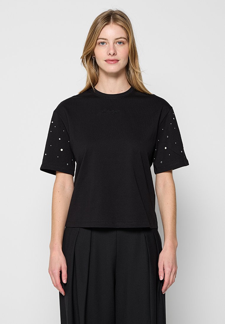 Czarny t-shirt z krótkim rękawem, wykonany z bawełny, z luźnym krojem i dekoracyjnymi ćwiekami na rękawach, które dodają faktury.