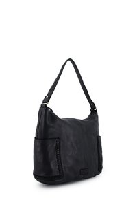 Černá kožená kabelka na rameno s pletenými detaily, měkkou strukturou, jediným popruhem a dvojicí předních kapes. Obsahuje diskrétní nášivku s logem.