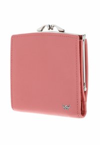 Billetera de cuero rosa con una textura suave, cierre de hardware plateado, que presenta un sutil logotipo en la parte frontal y una forma compacta y rectangular.