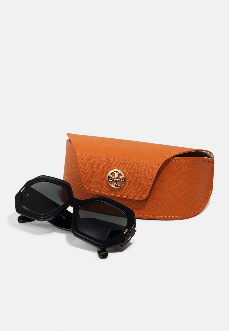 Tory Burch Black Oversized Rectangle Sunglasses with Orange Logo Case Oversized Square Logo Sunglasses: Women main image 4