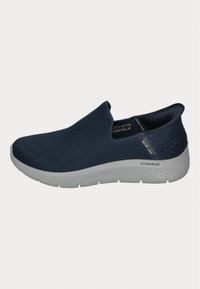 Marineblaue Slippers mit Obermaterial aus Mesh, strukturiertem Rücken und weißer gepolsterter Sohle, die ein schlankes Design für Komfort und Unterstützung bieten.