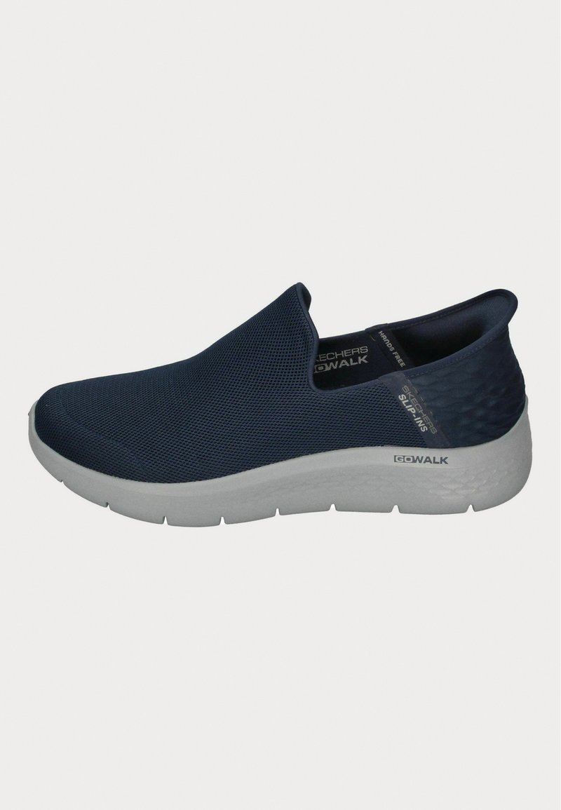 Marineblaue Slippers mit Obermaterial aus Mesh, strukturiertem Rücken und weißer gepolsterter Sohle, die ein schlankes Design für Komfort und Unterstützung bieten.