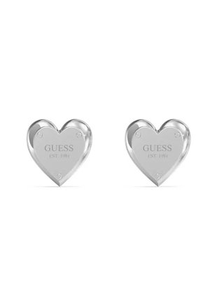 Orecchini a forma di cuore in argento con superficie lucida e incisione del testo "GUESS EST. 1984" sulla parte anteriore.