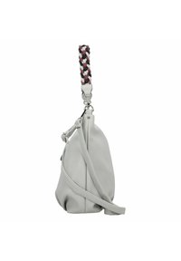 Borsa a tracolla in pelle grigia con manico intrecciato in nero, bianco e bordeaux. Presenta una tracolla removibile e una chiusura con zip.