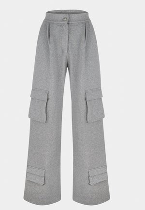 Szare spodnie cargo z szerokimi nogawkami, wykonane z miękkiego materiału. Zawierają dwie duże kieszenie z przodu oraz zapięcie na guzik.