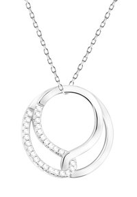 Sølvvedhæng har to sammenflettede ringe med en række klare ædelsten langs den ene kant og hænger fra en delikat kæde.