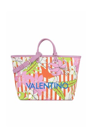 Bolso tote grande de Valentino con patrones florales rosas y hojas verdes sobre rayas naranjas y blancas, asas moradas y correa ajustable para el hombro.