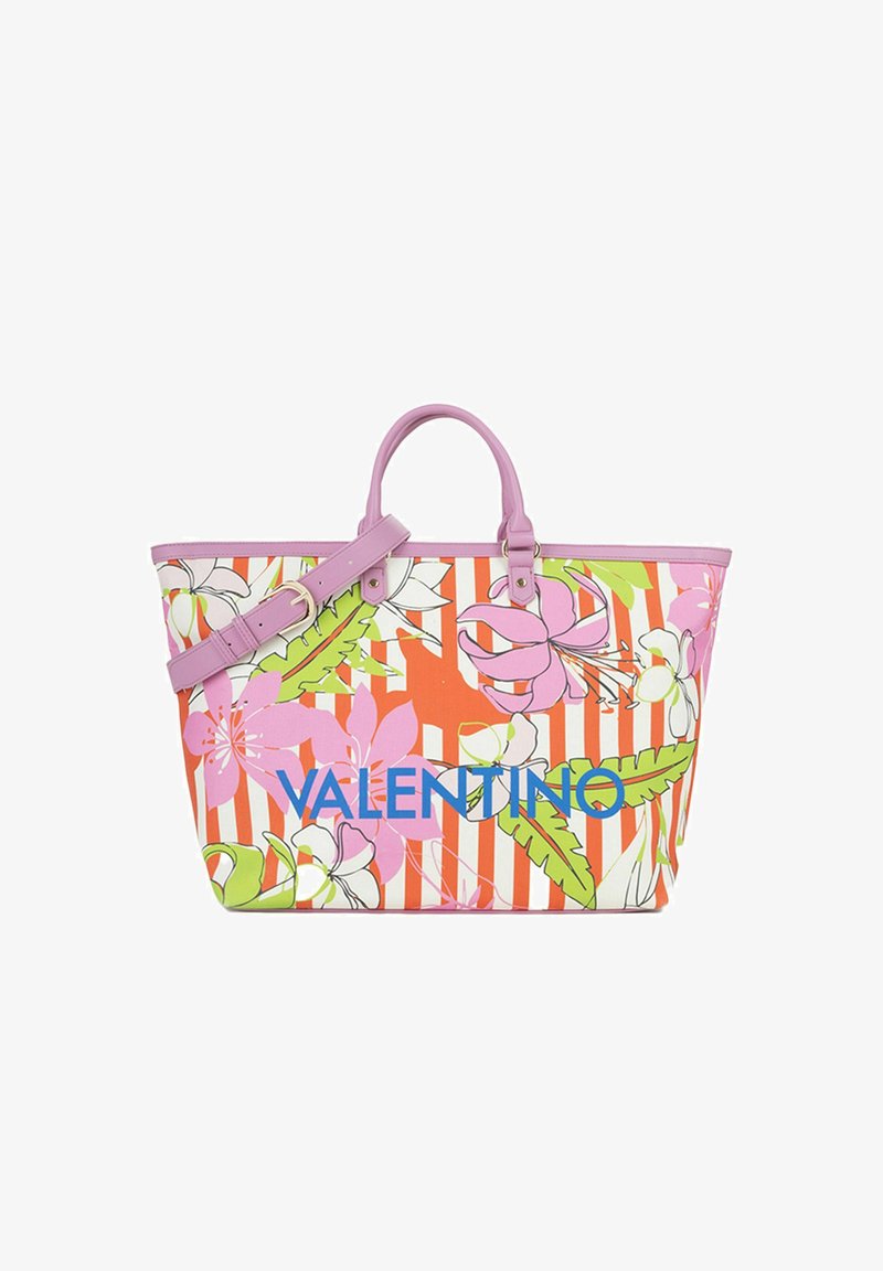 Bolso tote grande de Valentino con patrones florales rosas y hojas verdes sobre rayas naranjas y blancas, asas moradas y correa ajustable para el hombro.