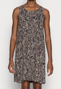 Bezramienna sukienka w czarnym kolorze z kolorowym wzorem kwiatowym, z okrągłym dekoltem i krojem w kształcie litery A, sięgającym powyżej kolan.
