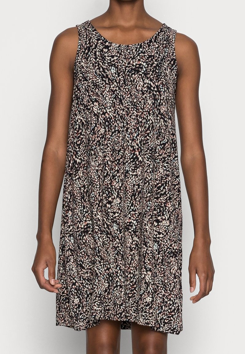 Bezramienna sukienka w czarnym kolorze z kolorowym wzorem kwiatowym, z okrągłym dekoltem i krojem w kształcie litery A, sięgającym powyżej kolan.
