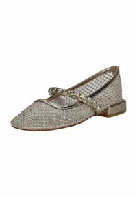 Płaskie buty w jasnoszarym siateczkowym materiale z diamentowym wzorem oraz dekoracyjnym paskiem ozdobionym przezroczystymi kamieniami. Posiadają niski kwadratowy obcas.