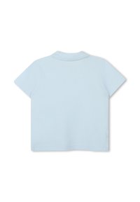 Lichtblauw polo shirt met korte mouwen, een geribbelde kraag, een gladde textuur en subtiele stikseldetails. Geen zichtbare logo's of patronen.