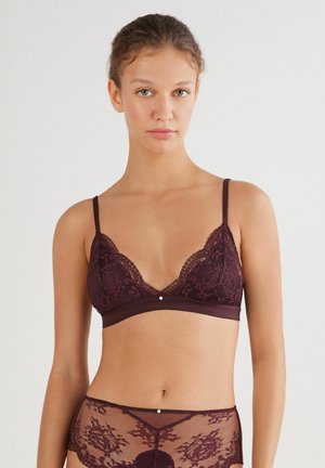 Bralette burdeos de encaje con forma triangular, delicado ribete de encaje y un pequeño adorno decorativo en el centro. Tirantes ajustables.