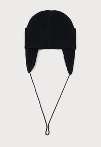 Sort striktrøjehat med ribbet tekstur, udstyret med øreflapper og snore til justering. Enkel, funktionel design uden udsmykninger.