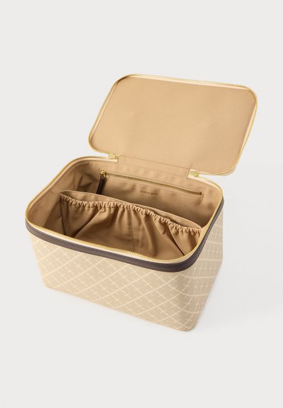 Ορθογώνια τσάντα αποθήκευσης σε μπεζ με σχέδιο διαμάντι. Κλείνει με πλήρες φερμουάρ, εσωτερικά σε ταμπά χρώμα, με τσέπη με φερμουάρ και ελαστικές θήκες.