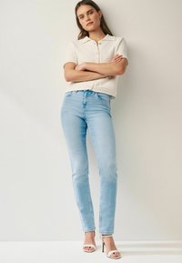 Next SUPER SOFT STANDARD TALL - Vaqueros slim fit - bleach blue