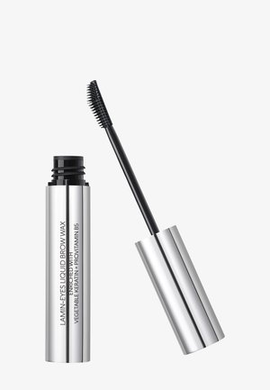 Tube argenté de cire pour sourcils liquide laminée avec une brosse applicatrice spoolie noire à côté, sur fond blanc.