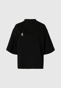 Černý top s krátkým rukávem a vysokým límcem, vyrobený z texturované látky, se stříbrným akcentem na levé straně. Zapínání na zip na zadní části.