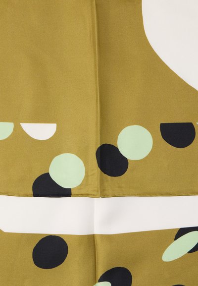 Υφαντό σατέν σε ελιά πράσινο με αφηρημένα σχήματα: ανοιχτό πράσινοι κύκλοι, μαύρες κουκίδες και λευκή ρίγα. Λεία υφή, σύγχρονος σχεδιασμός.