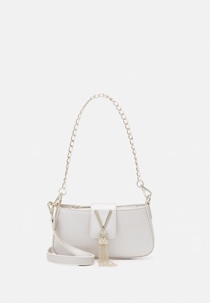 Hvid læder crossbody taske med kæderekke, sølvfarvet frynse og V-formet hardware. Glat tekstur og afrundet design.