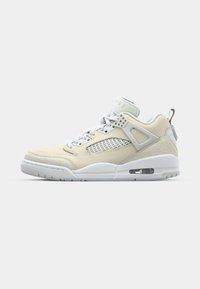 Világos bézs színű magas szárú sneaker fehér részletekkel, sima bőr felső résszel, hálós betéttel, kerek fűzőkkel és látható légpárnázással a talpban.