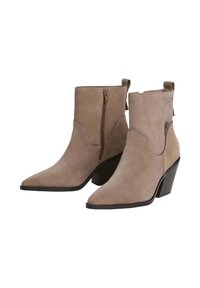 Beige suède enkelschoenen met spitse neuzen, zijritsen en een gestapelde hak. Bevat minimale stiksels en een klein accentlogo.