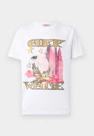 Άσπρο T-shirt με χρυσό κείμενο "OFF WHITE", ροζ ουρανοξύστες, πετώντας αετό και αστέρια, συμπεριλαμβανομένου ενός με μοτίβο αμερικανικής σημαίας.
