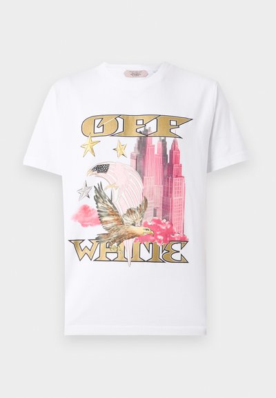 Άσπρο T-shirt με χρυσό κείμενο "OFF WHITE", ροζ ουρανοξύστες, πετώντας αετό και αστέρια, συμπεριλαμβανομένου ενός με μοτίβο αμερικανικής σημαίας.