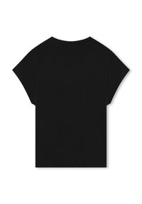 Camiseta negra de manga corta con cuello redondo, que presenta un corte holgado y una textura de tela suave. Diseño sencillo, sin patrones ni acentos.