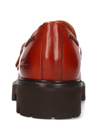 Scarpa in pelle marrone con punta arrotondata, finitura liscia e suola robusta a contrasto. Presenta cuciture decorative lungo la parte superiore.