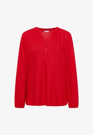 Červená blůza s dlouhým rukávem vyrobená z hladkého materiálu, s výstřihem ve tvaru V a knoflíkovou légou, a s nařasenými rukávy na manžetách.