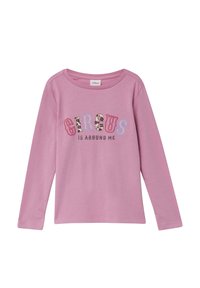 Rosa Langarmshirt aus weichem Stoff mit dem Aufdruck "CIRCUS" in bunten Buchstaben. Der Text zeigt Tiermuster und hat einen runden Ausschnitt.
