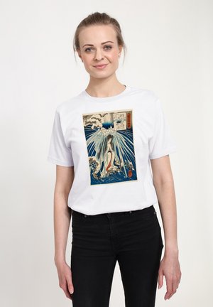 Bílé tričko s obrázkem ženy obklopené vlnami a mraky, v modré, červené a béžové barvě, s japonským textem na motivu.