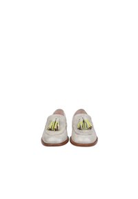 Silberne Lederloafers mit brauner flacher Sohle, versehen mit einer dekorativen Quaste in Grüntönen und Beige auf der Vorderseite. Glatte Textur.