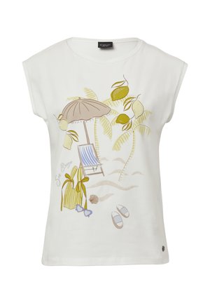 Weißes T-Shirt mit kurzen Ärmeln, das eine Strandszene mit Palmen, einem Sonnenschirm, einem Liegestuhl und Zubehör in gedämpften Farben zeigt.