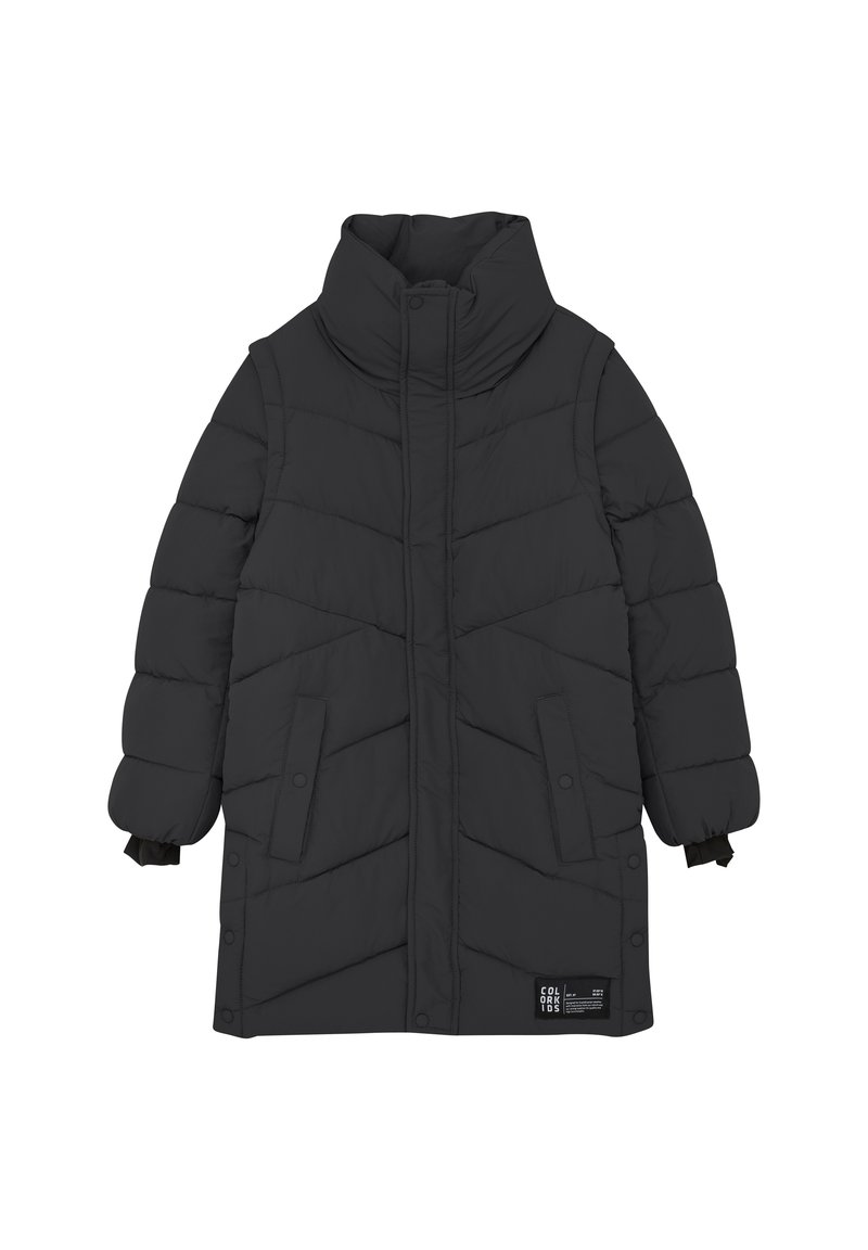 Cappotto imbottito nero con colletto alto, caratterizzato da cuciture a chevron, due tasche frontali e un'etichetta sul lato destro in basso.