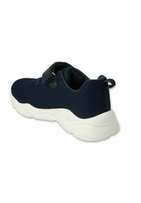 Granatowe buty sportowe z przewiewną siateczką na górze, białą podeszwą, regulowanym paskiem i uchwytem z tyłu dla łatwego zakupu.