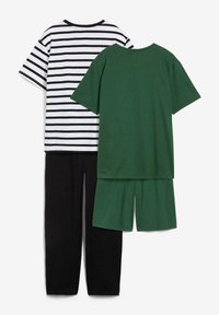 Due outfit di abbigliamento casual: uno con una maglietta a strisce bianche e nere a maniche corte e pantaloni neri, l'altro con una maglietta verde uniforme a maniche corte e pantaloni corti abbinati.