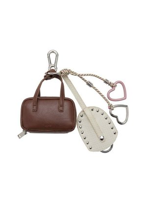 Borsa mini in pelle marrone con portachiavi in pelle bianca borchiata attaccato a un moschettone, adornato con due ciondoli a forma di cuore in metallo.