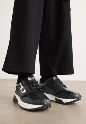 TAME RUNNING  - Trainers - black