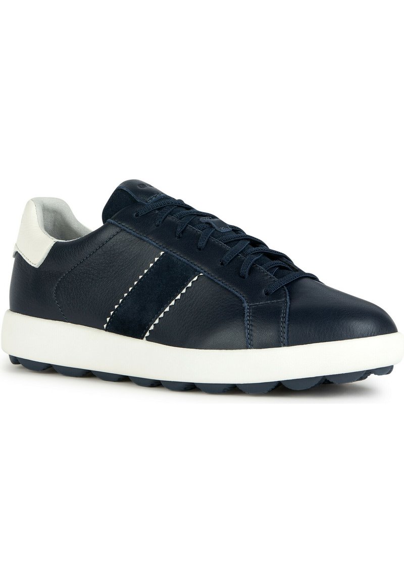 Navyblaues Leder-Sneaker mit weißer Sohle, ausgestattet mit einem Wildlederstreifen und kontrastierenden Nähten. Abgerundete Zehenpartie und gepolsterter Kragen.