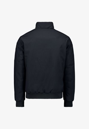 Zwarte jas met een hoge kraag, ribbelmanchetten en -zoom, en een gladde, matte textuur. Eenvoudig ontwerp zonder zichtbare patronen of hardware.