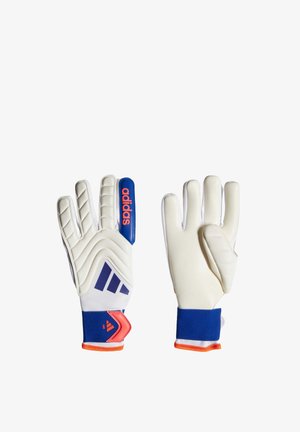 Guanti da portiere bianchi con accenti blu. Presentano una protezione per le dita in rilievo, una superficie di presa testurizzata e un vivace cinturino arancione al polso.