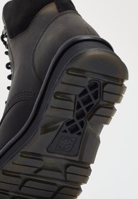 Dr. Martens ZEBZAG 8 TIE UNISEX - Aulinukai su platforma - black/charcoal grey