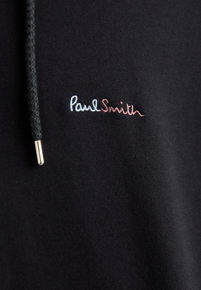 Sort hættejakke med en vævet snore og broderet "Paul Smith" logo i lyseblå og pink på forsiden. Blødt bomuldsstof.