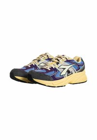 Scarpe da corsa viola e blu con accenti grigi, tomaia in rete testurizzata, intersuola in schiuma gialla e suola in gomma nera con logo riflettente.