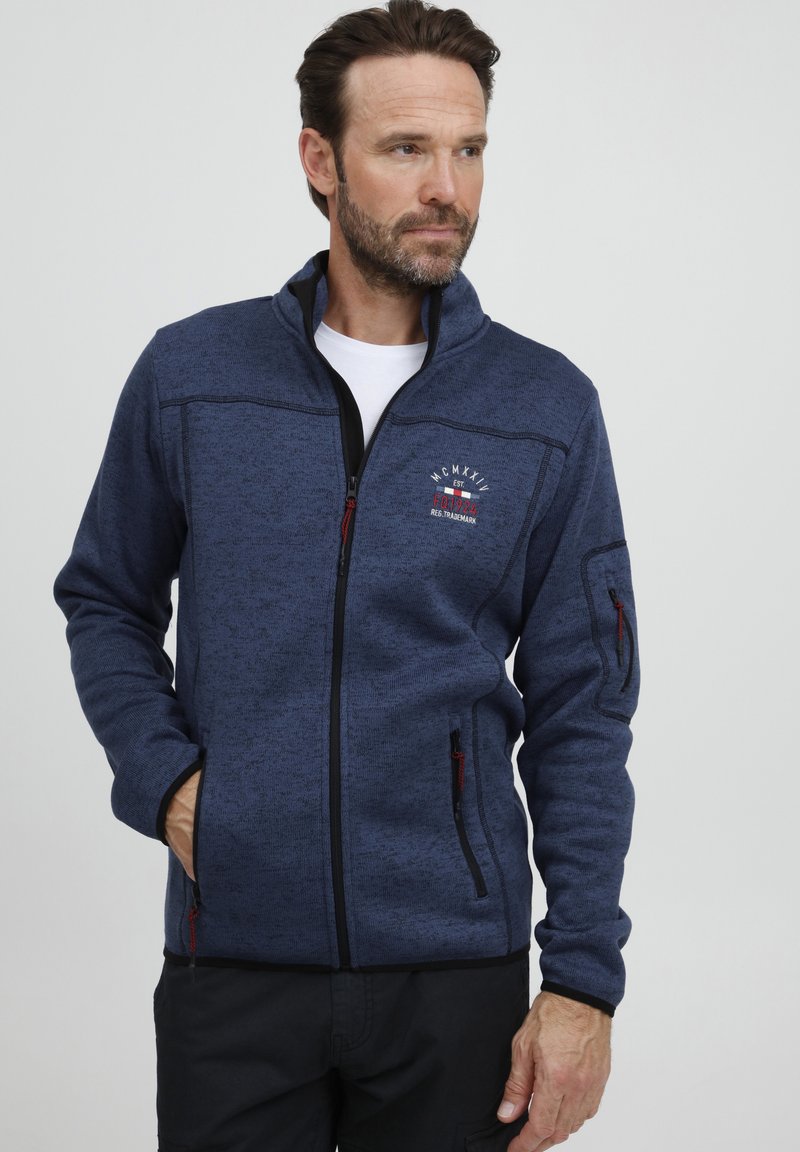 Navy Fleece-Jacke mit Reißverschluss, langen Ärmeln, seitlichen und Brusttaschen, kontrastierendem schwarzen Reißverschluss und roten Akzenten, strukturiertem Stoff.