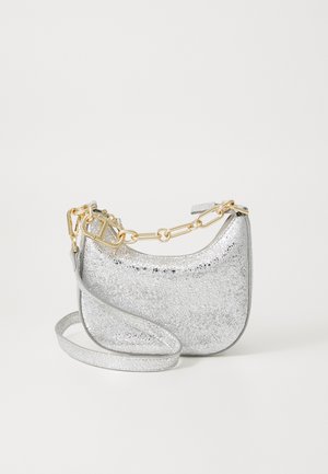 Srebrna metaliczna torebka z teksturowanym, spękanym wykończeniem. Posiada łańcuszkowy pasek i gładki, zaokrąglony kształt. Zapięcie na klapkę z przodu.