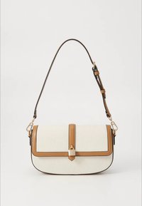 Witte geweven handtas met bruine accenten, gebogen vorm, buitenklem en verstelbare riem. Soepele textuur met subtiele stikseldetails.