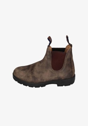 Bottines en cuir marron avec des panneaux élastiques sur les côtés, finition texturée, semelle en caoutchouc noir et languette au talon pour un enfilage facile.